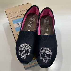 TOMS Exclusive Beaumont Collaboration Black Grosgrain  Embroidered Skulls in 7.5